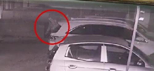 B씨 아내의 내연남으로 밝혀진 A씨가 B씨의 차량 밑에서 브레이크 오일선을 절단한 후 신속하게 사라졌다.   [B씨 제공 CCTV 갈무리]